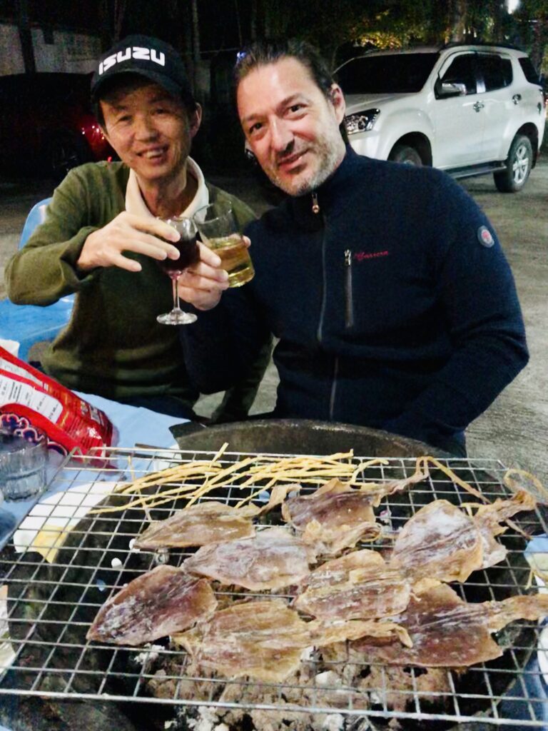 Thailand 2024, prospectie voor het boek: een avond aan de grill met een vriend