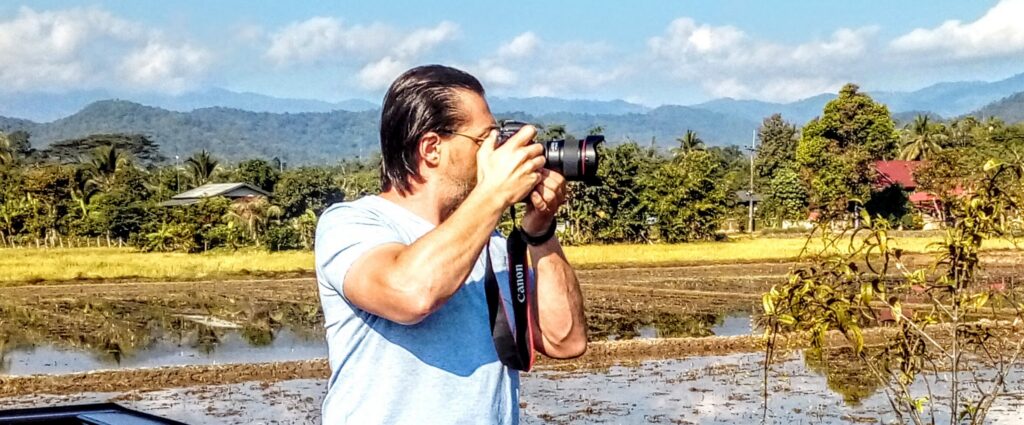 Thailand 2024, prospectie voor het boek: David met zijn camera tussen de rijstvelden en de bergen